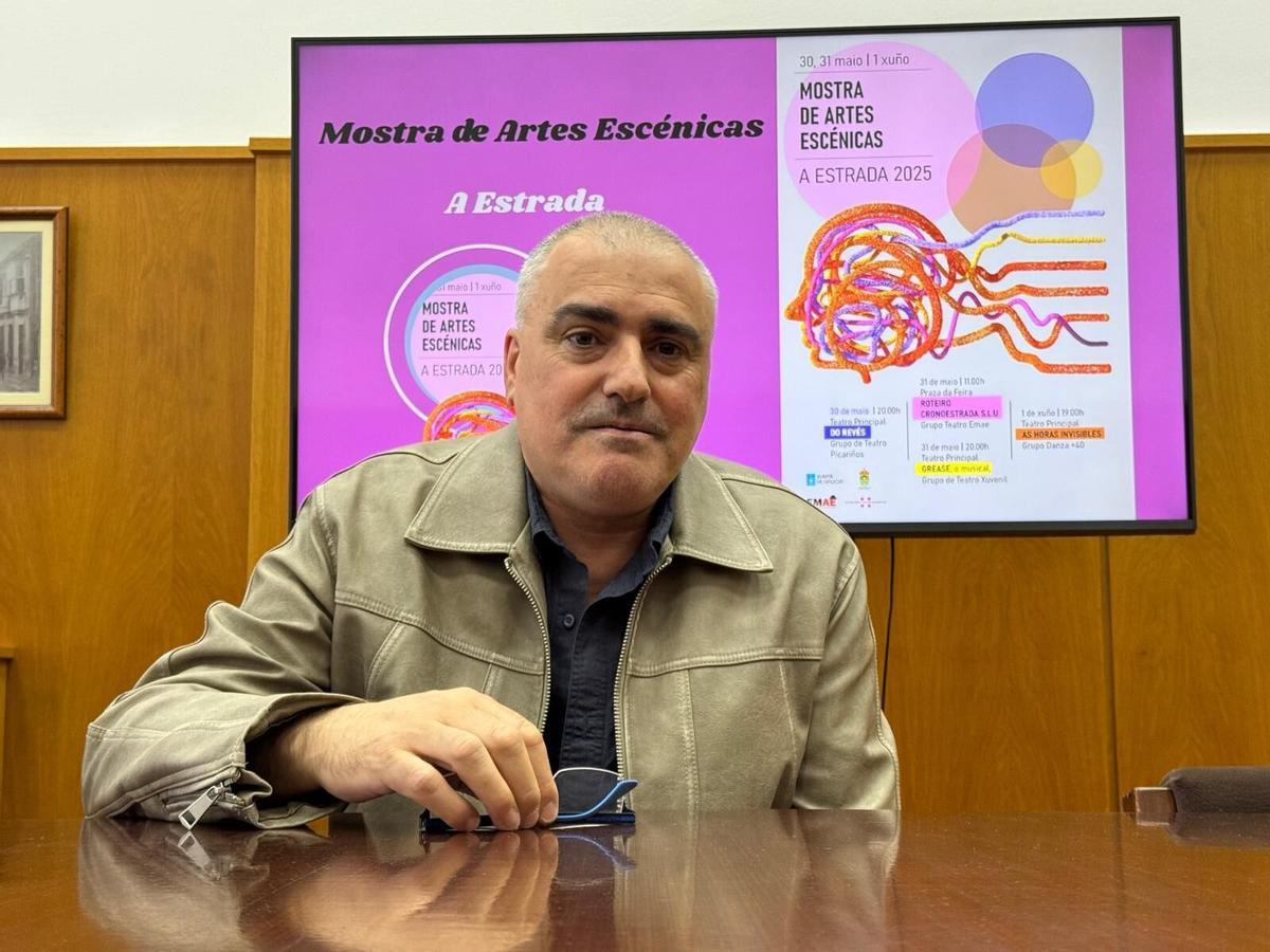 Xosé Lueiro, na presentación da mostra. | Concello da Estrada