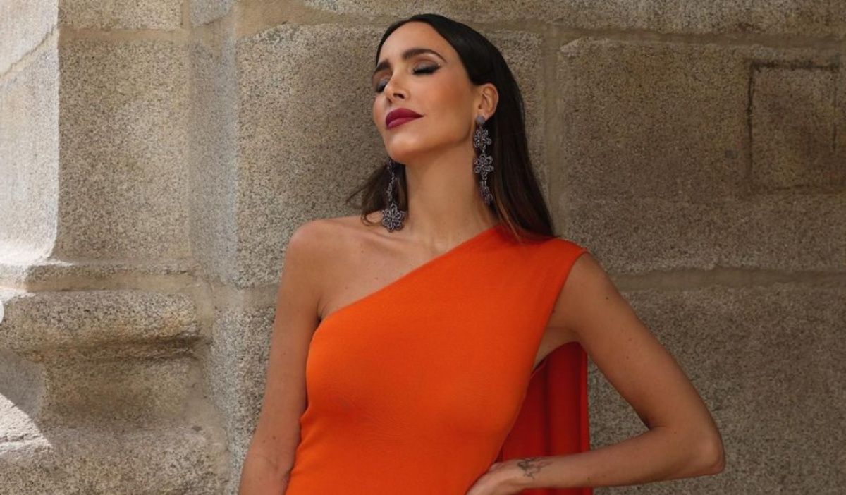 Rocío Osorno con vestido naranja