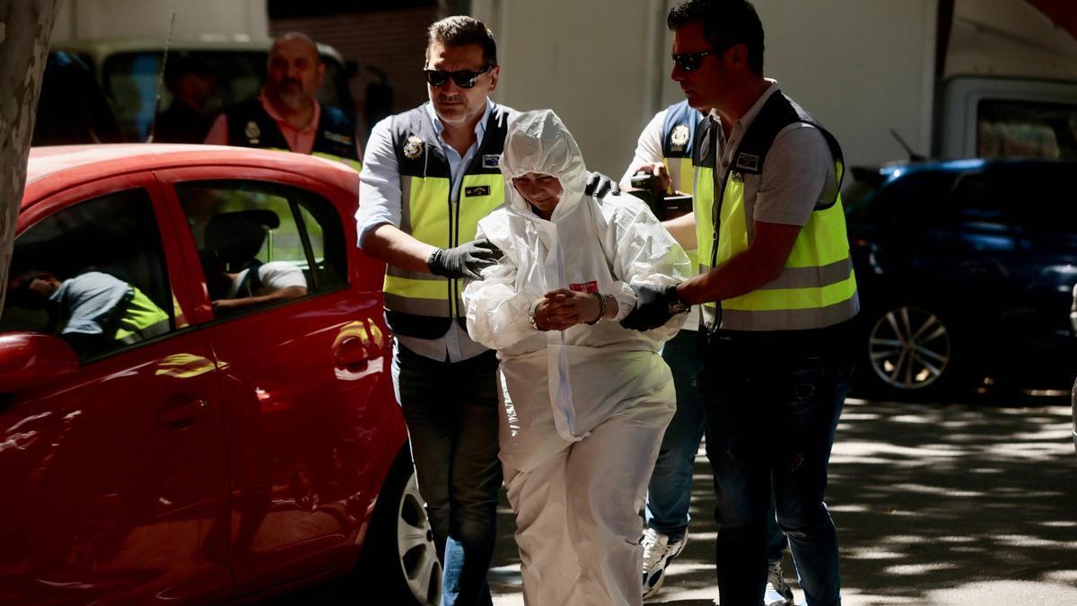 Agentes de la Policía con la detenida, cuando se disponían a realizar la reconstrucción de los hechos el martes.