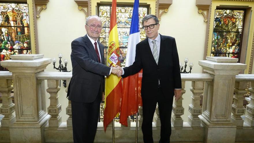 Francisco de la Torre y Serge Lasvignes, durante el acto celebrado ayer en el Ayuntamiento.