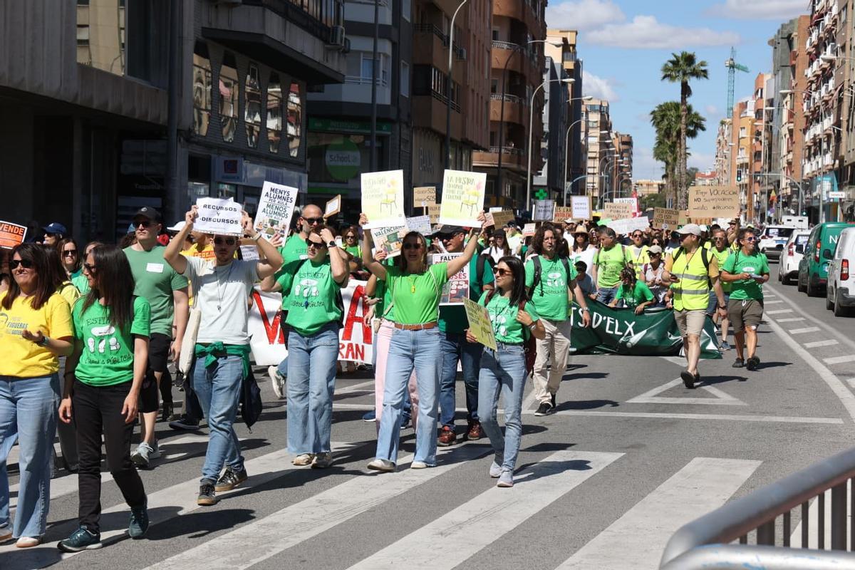 Huelga de educación en Alicante: la manifestación de profesores atraviesa la Avenida Aguilera