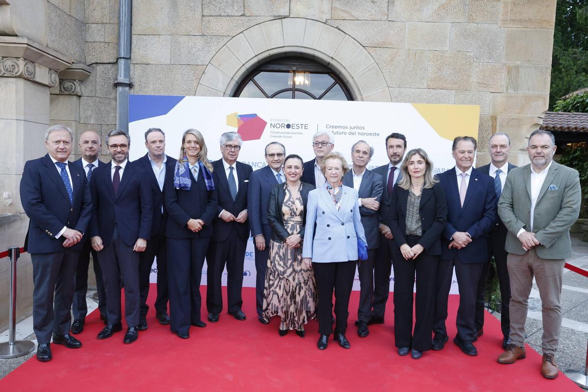 Álvaro Alonso, secretario general de la Cámara de Comercio de Gijón;  Rubén Castro, vicepresidente de FADE; Aitor Moll, consejero delegado de Prensa Ibérica; Carlos Villar, director general de Bodegas Protos; Ángela de Miguel, presidenta de CEPYME;  Juan Manuel Vieites, presidente de la Confederación de Empresarios de Galicia;  Javier Moll, presidente de Prensa Ibérica; María Calvo, presidenta de FADE; José María Esbec, presidente de la Asociación de Empresarios zamoranos; Arantza Sarasola, viceresidenta de Prensa Ibérica; José María Vallejo, presidente de FELE; Daniel González, presidente de la Cámara de Comercio de Avilés; Ainhoa Moll, adjunta a la presidencia y directora editorial de Prensa Ibérica; Félix Baragaño, presidente de la cámara de Comercio de Gijón; Alberto González, director general de FADE y Carlos Paniceres, presidente de la Cámara de Comercio de Oviedo