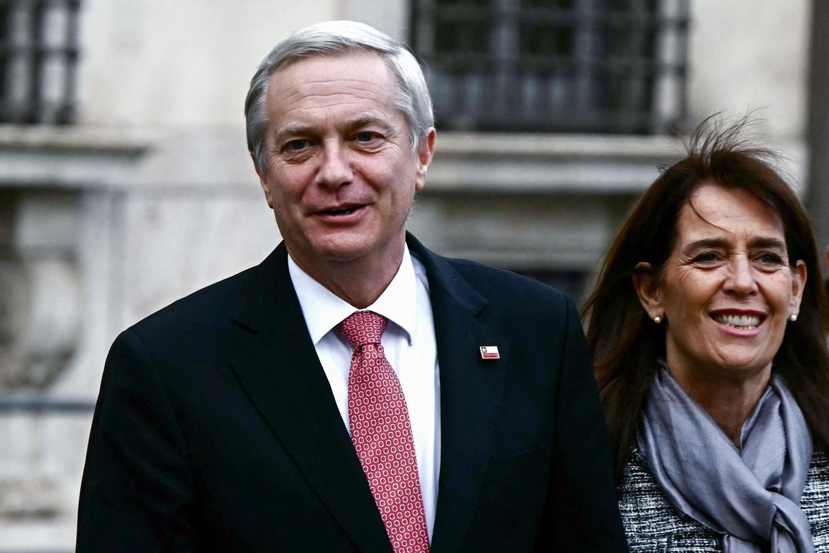 El recientemente elegido presidente de Chile, Jose Antonio Kast, y su mujer, Maria Pia Adriasola, durante su visita a Italia.