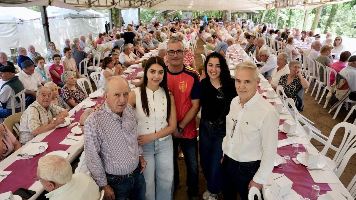 Luis Taboada y miembros de su gobierno, el miércoles en Gres.
