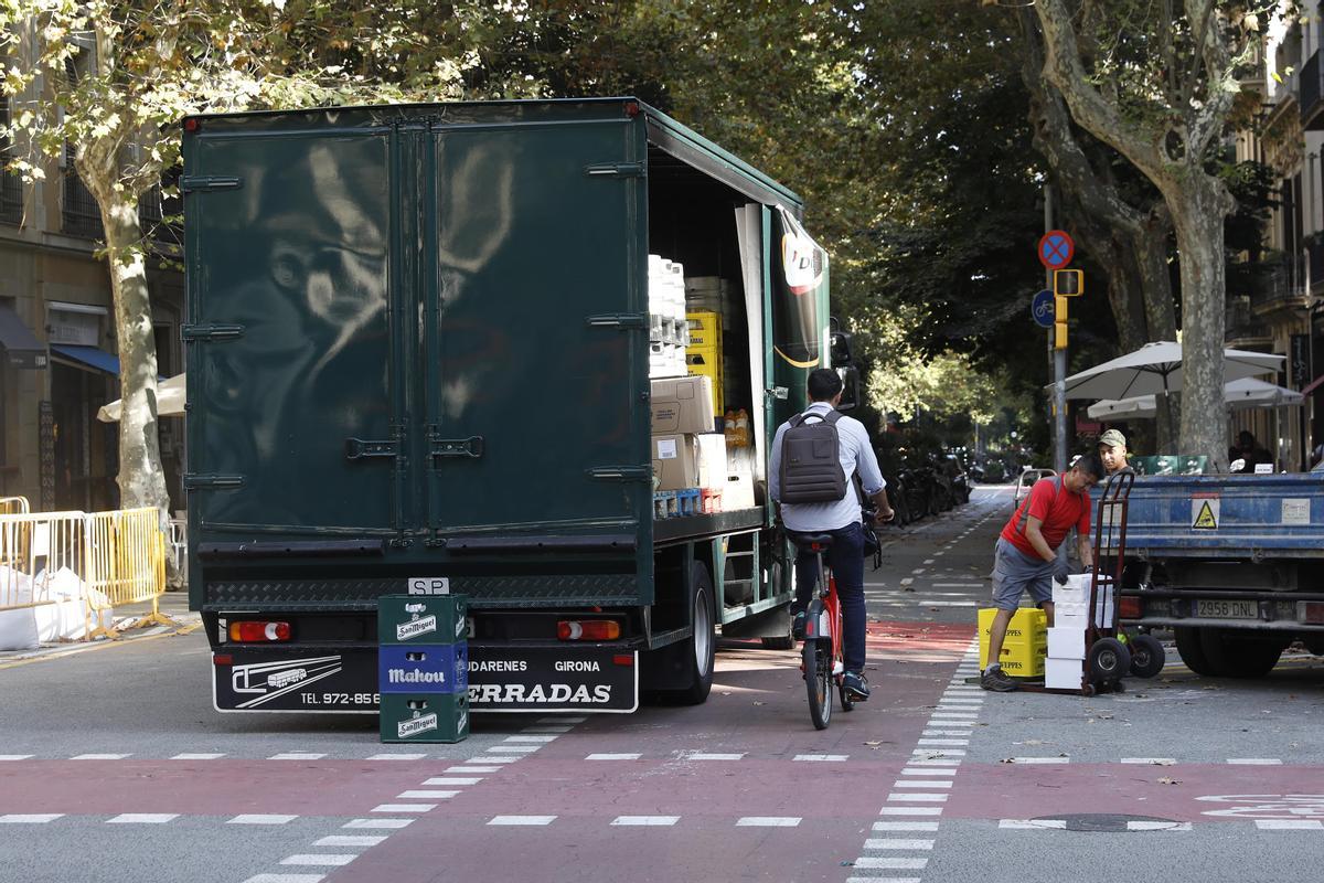 Un clásico de Enric Granados: ciclismo urbano sorteando la distribución de mercancías