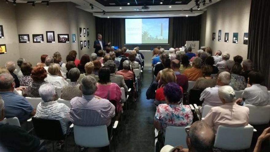 Antonio González Padrón, durante su conferencia en el Ámbito Cultural de El Corte Inglés.