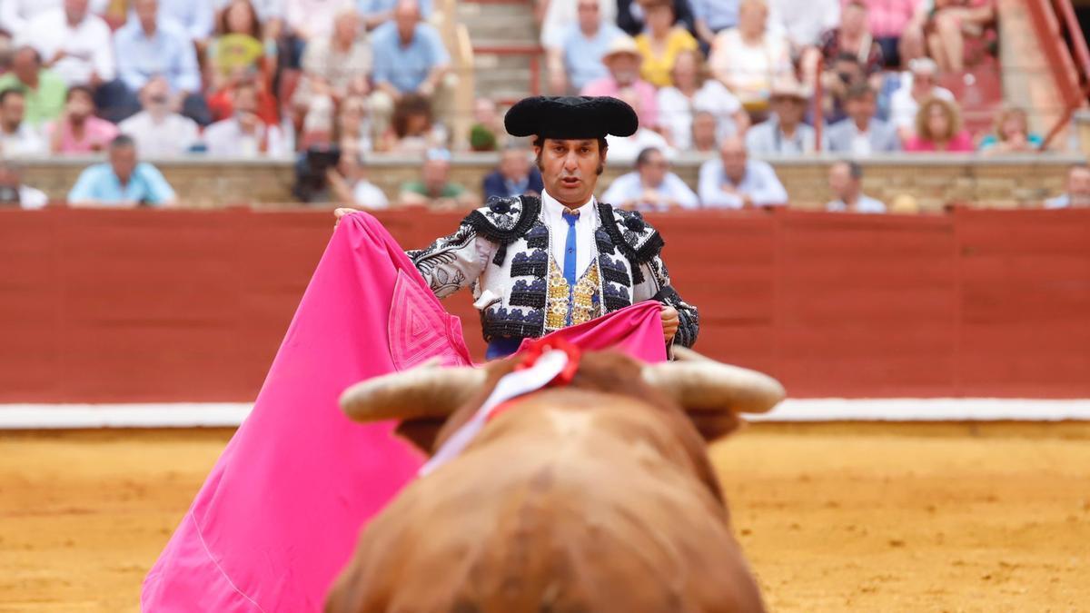 Morante de la Puebla, con su primero en el coso de Los Califas, esta tarde.