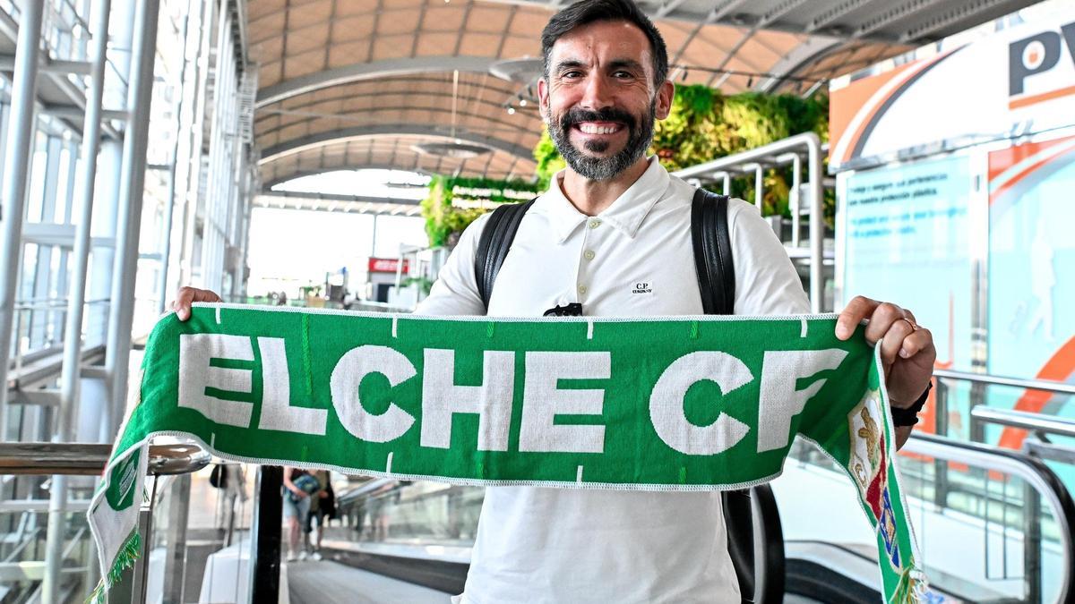 Eder Sarabia, con una bufanda del Elche, a su llegada este martes al aeropuerto Alicante-Elche &quot;Miguel Hernández&quot;