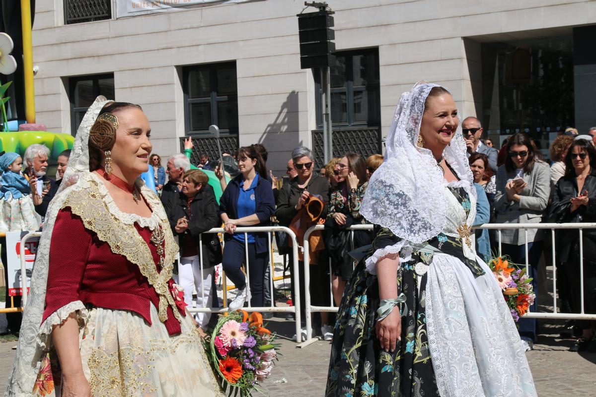 La alcaldesa, Maria Josep Safont, y la concejala de Fallas y presidenta de la Junta Local Fallera, Sara Molina, ataviadas ambas con la indumentaria fallera.