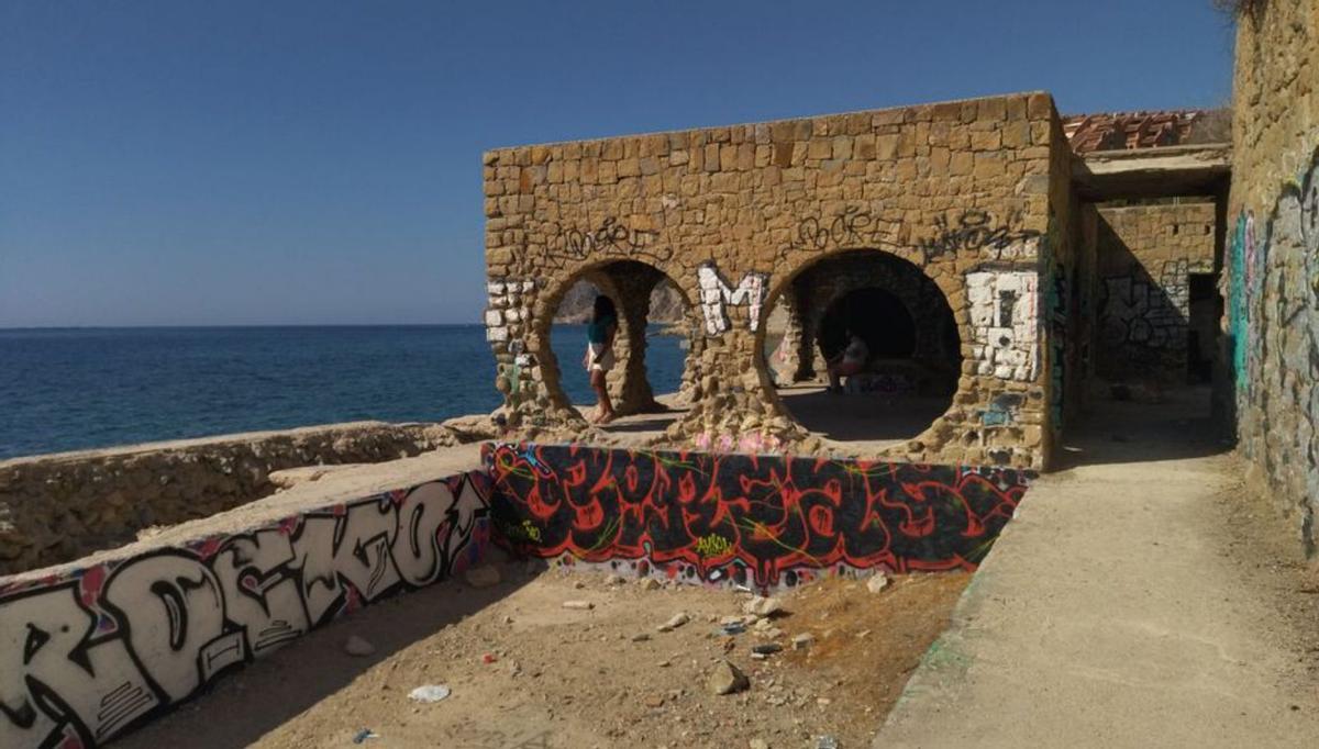 El club social de Ricardo Bofill, ruina y basura en un símbolo turístico de Calp