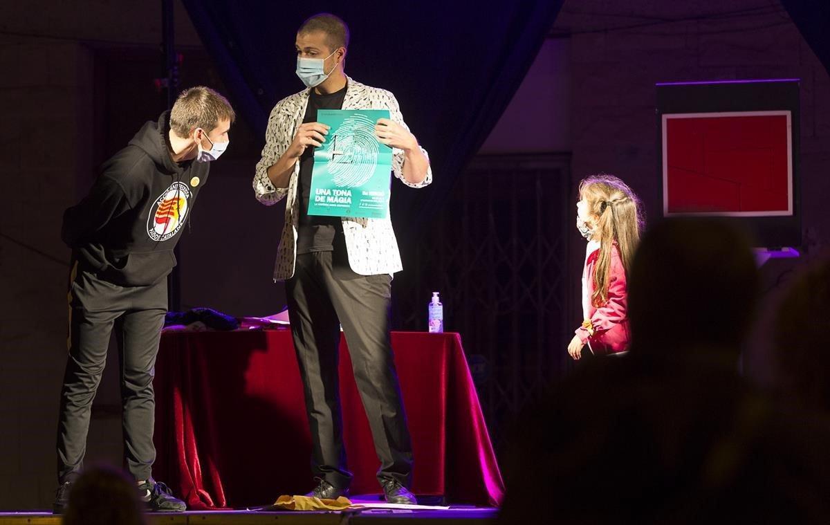 El ilusionista y director artístico Jordi Pota, abrió el festival internacional, el jueves día 1 de actubre, con una brillante y sorprendente actuación en la Plaça Major del municipio.