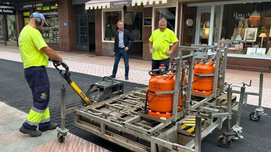 Obras en la calle Comercio de Ribadesella, este miércoles.
