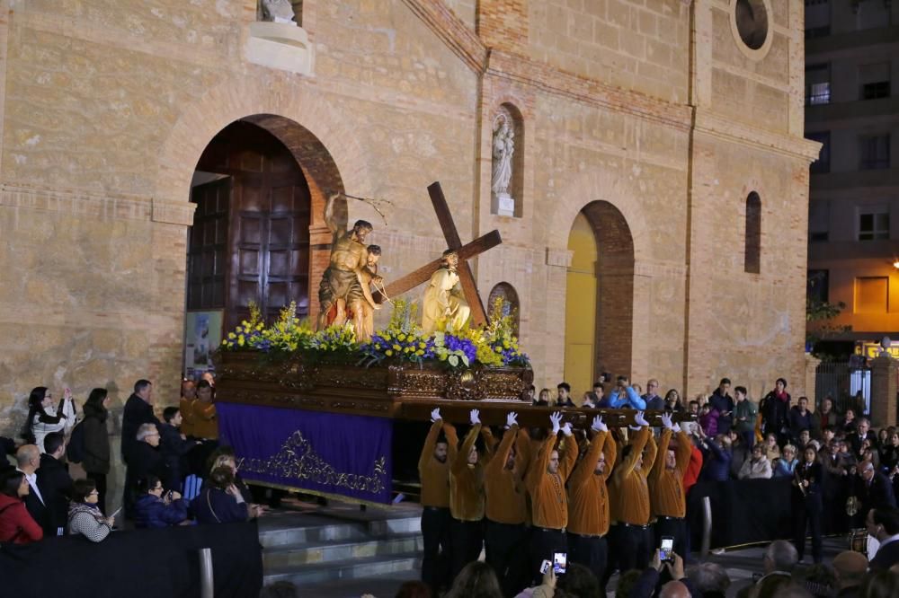 Algunas de las imágenes decanas de la Semana Santa se acercaron al mar y los paseos en Martes Santo