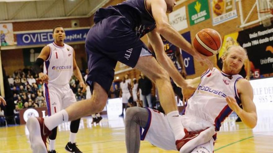 Tre&#039; Coggins, al fondo de la imagen en un partido con el Clavijo en Pumarín