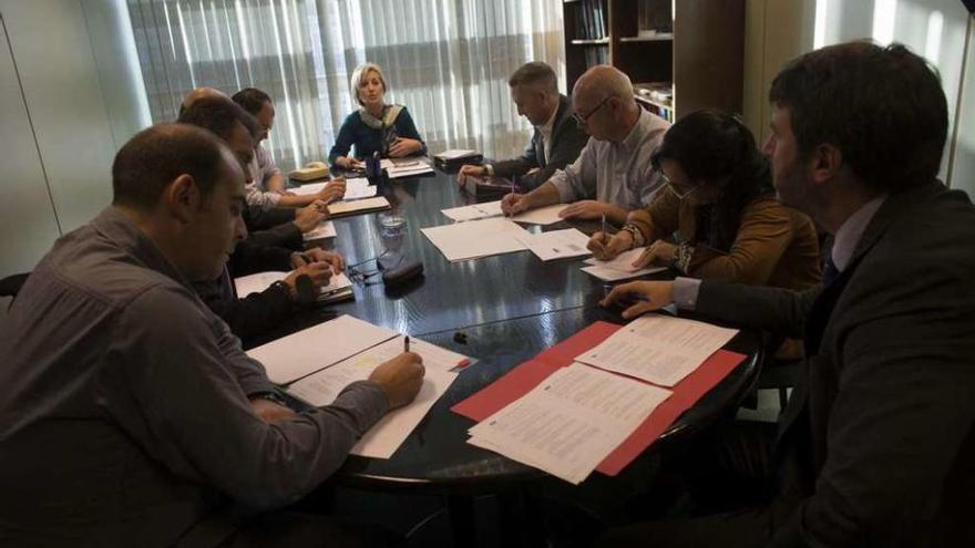 Participantes en la reunión de la comisión de seguimiento de la contaminación en Avilés.