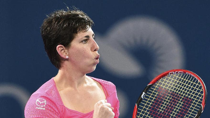 Carla Suárez festeja un punto en el partido frente a Stosur en Brisbane.