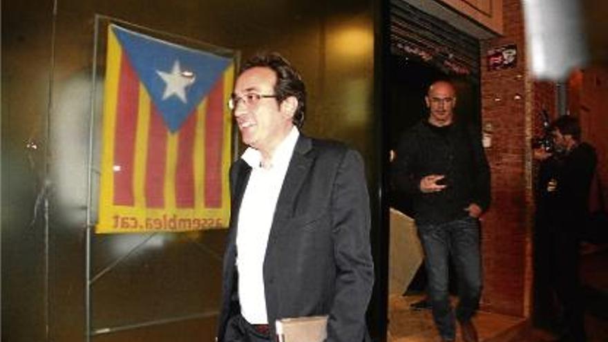 Josep Rull i Raül Romeva surten de la seu de l&#039;ANC després de la reunió fallida amb la CUP.