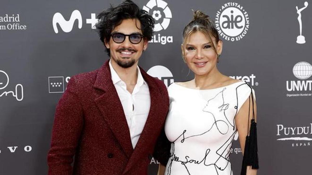 Ivonne Reyes y su hijo en los Premios Platino 2023