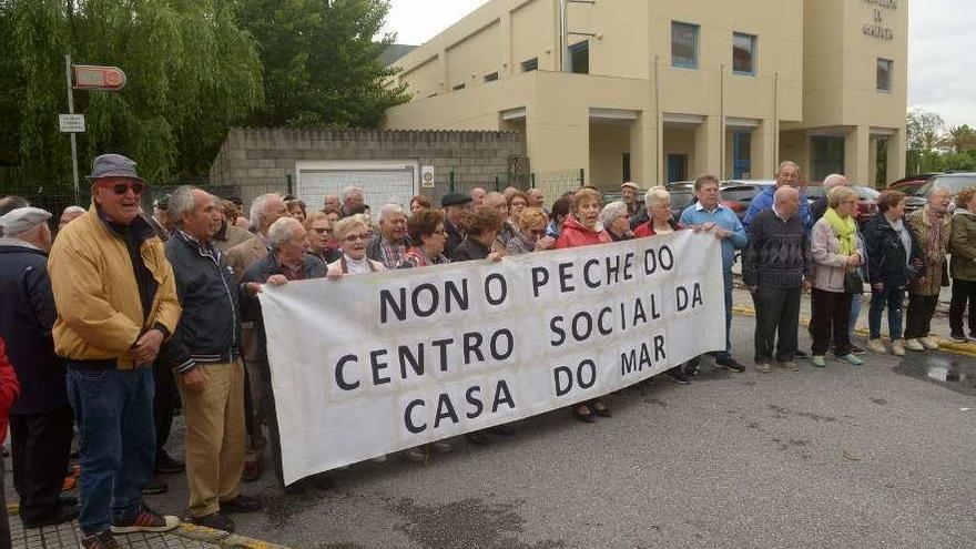 Las movilizaciones de los jubilados no lograron frenar el cierre del local de la Casa del Mar. // Noé Parga