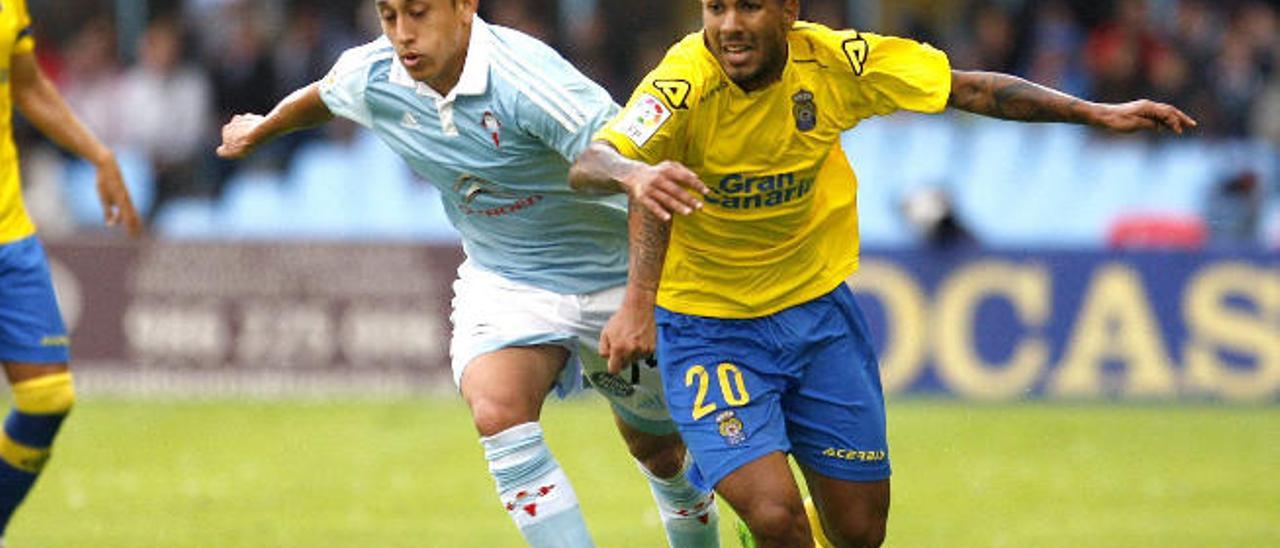 Jonathan Viera supera al extremo chileno del Celta Orellana, en Balaídos.