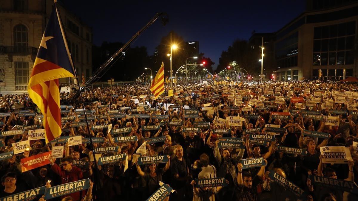 La manifestación en apoyo a Jordi Sànchez y Jordi Cuixart en la Diagonal de Barcelona.