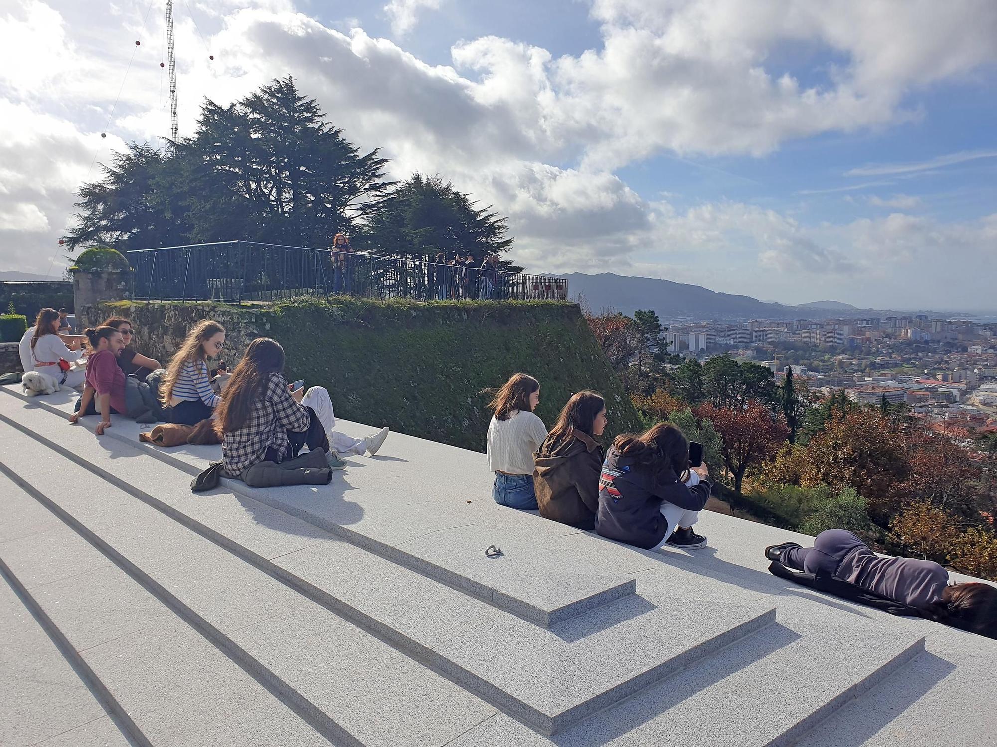 Los vigueses "hacen la fotosíntesis" antes de la llegada de la lluvia