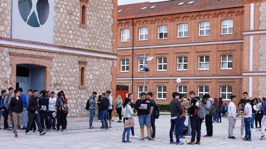 Varios grupos de estudiantes, en las instalaciones del Campus Viriato de Zamora.