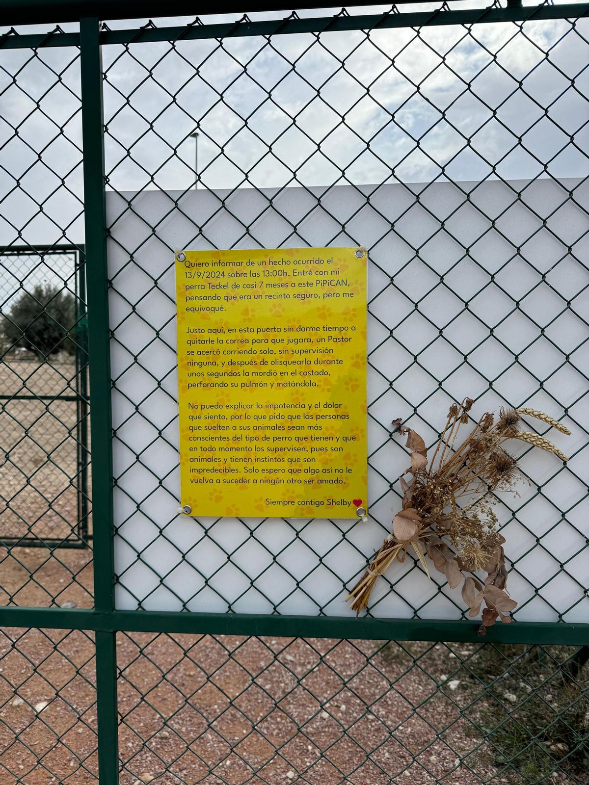Cartel en el parque canino de San Jerónimo en Petrer.
