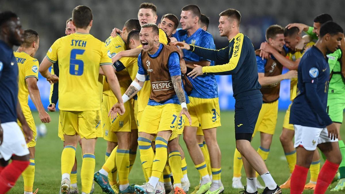 Los jugadores de la selección Ucrania que dirige Ruslan Rotan celebran la clasificación para las semifinales del europeo.