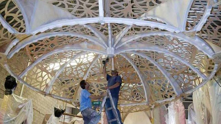 El artista y un ayudante trabajan en la cúpula de la foguera.