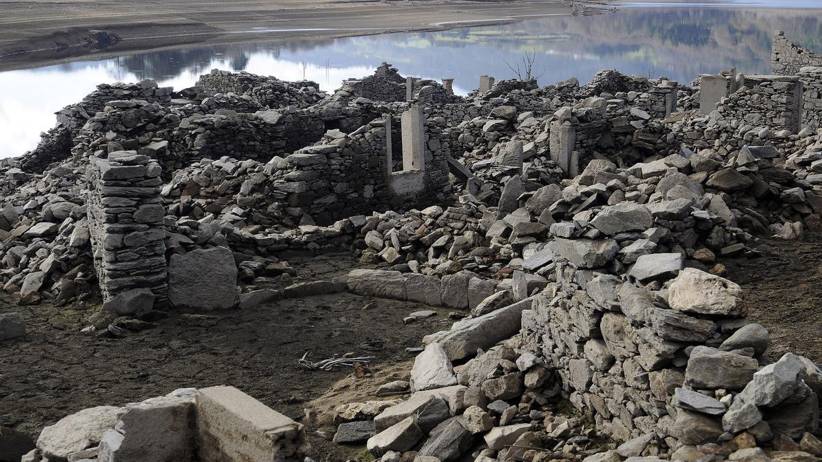 El bajo volumen de agua embalsada en el pantano de Portodemouros, en Vila de Cruces, deja a la vista la aldea de Marquesado, en Brocos.