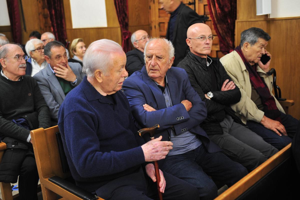 Gambín presenta su libro del Centenario del Elche rodeado de leyendas y expresidentes Gambín presenta su libro del Centenario del Elche rodeado de leyendas y expresidentes