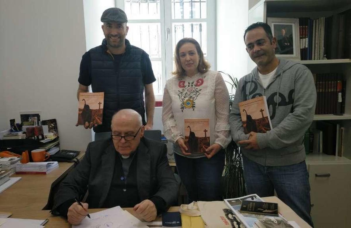 El deán, firmando el reconocimiento, ante Carlos da Barreira, María Neira y Jorge Fernández.
