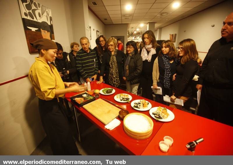 GALERÍA DE FOTOS -- La reconocida cocinera japonesa Taka Sasaki triunfa con su taller de cocina en Vila-real