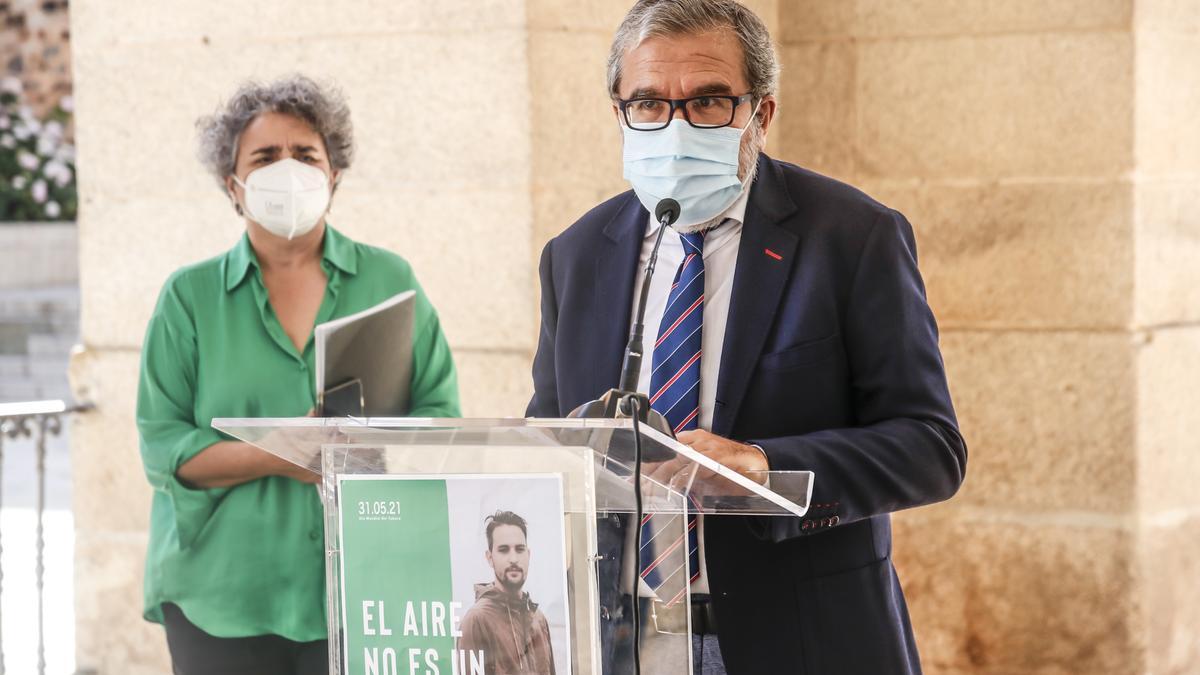 El presidente de la Aecc, Pedro Pastor, y la concejala de Asuntos Sociales, María José Pulido, ayer.