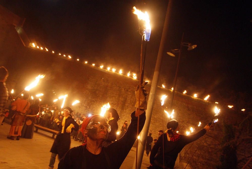 Les lluminàries porten el foc i la música medieval a les Pedreres