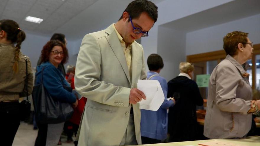 Óscar Domínguez ejerce su derecho al voto por primera vez en el Colegio Juan XXIII.