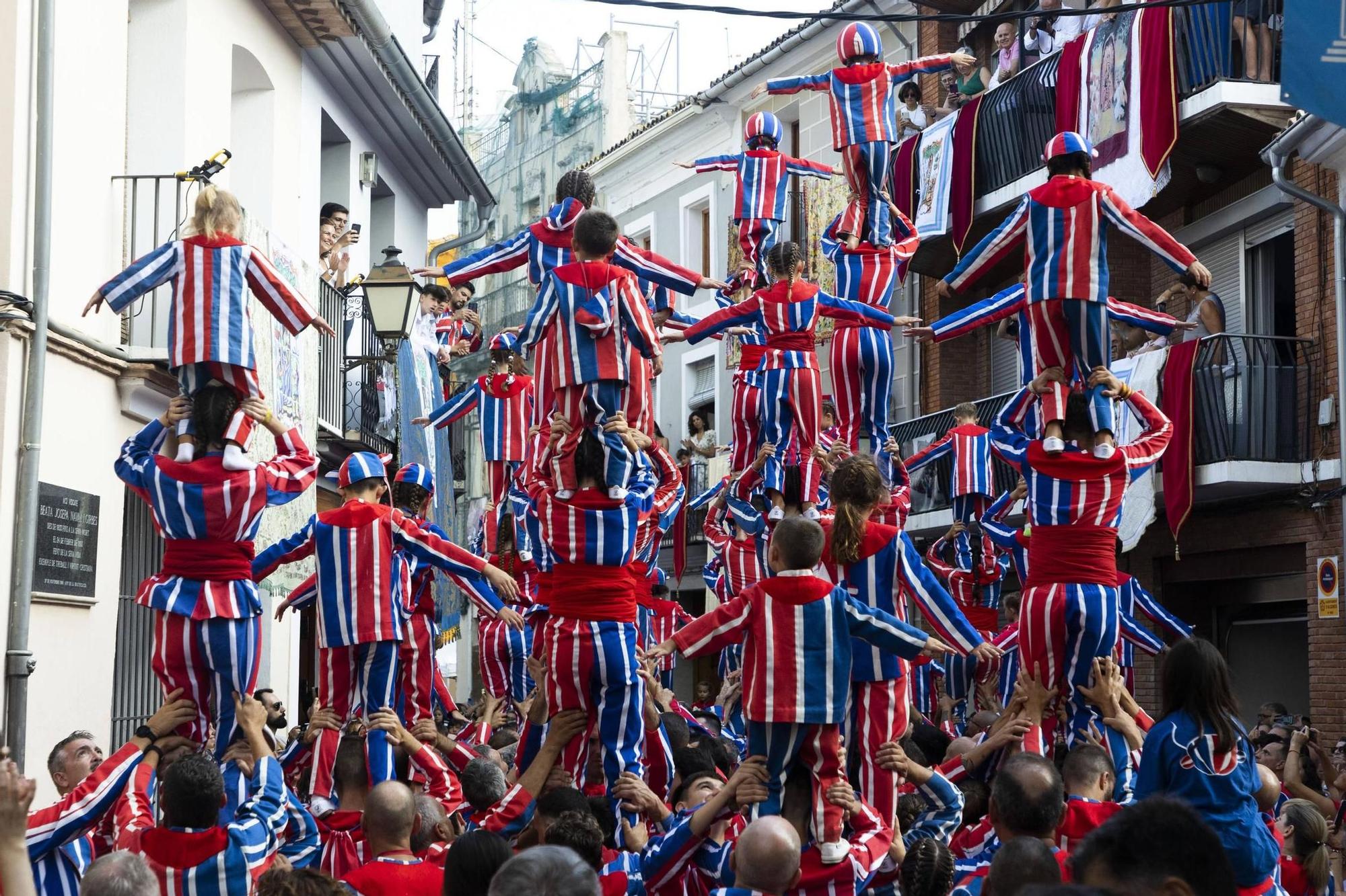 Torres levantadas por la Muixeranga en la procesión de la patrona, en una imagen de archivo.