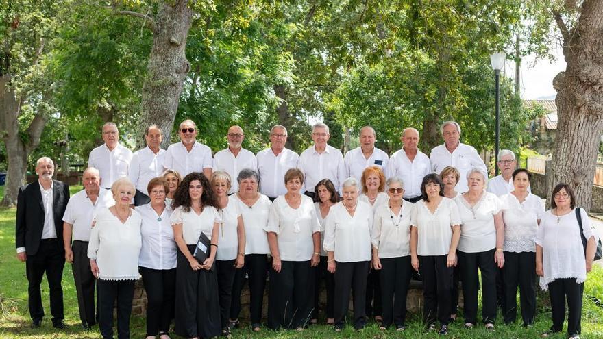 El Coro Errante de la Comarca de la Sidra premiará al periodista naveto Fernando Canellada en un acto en Canarias