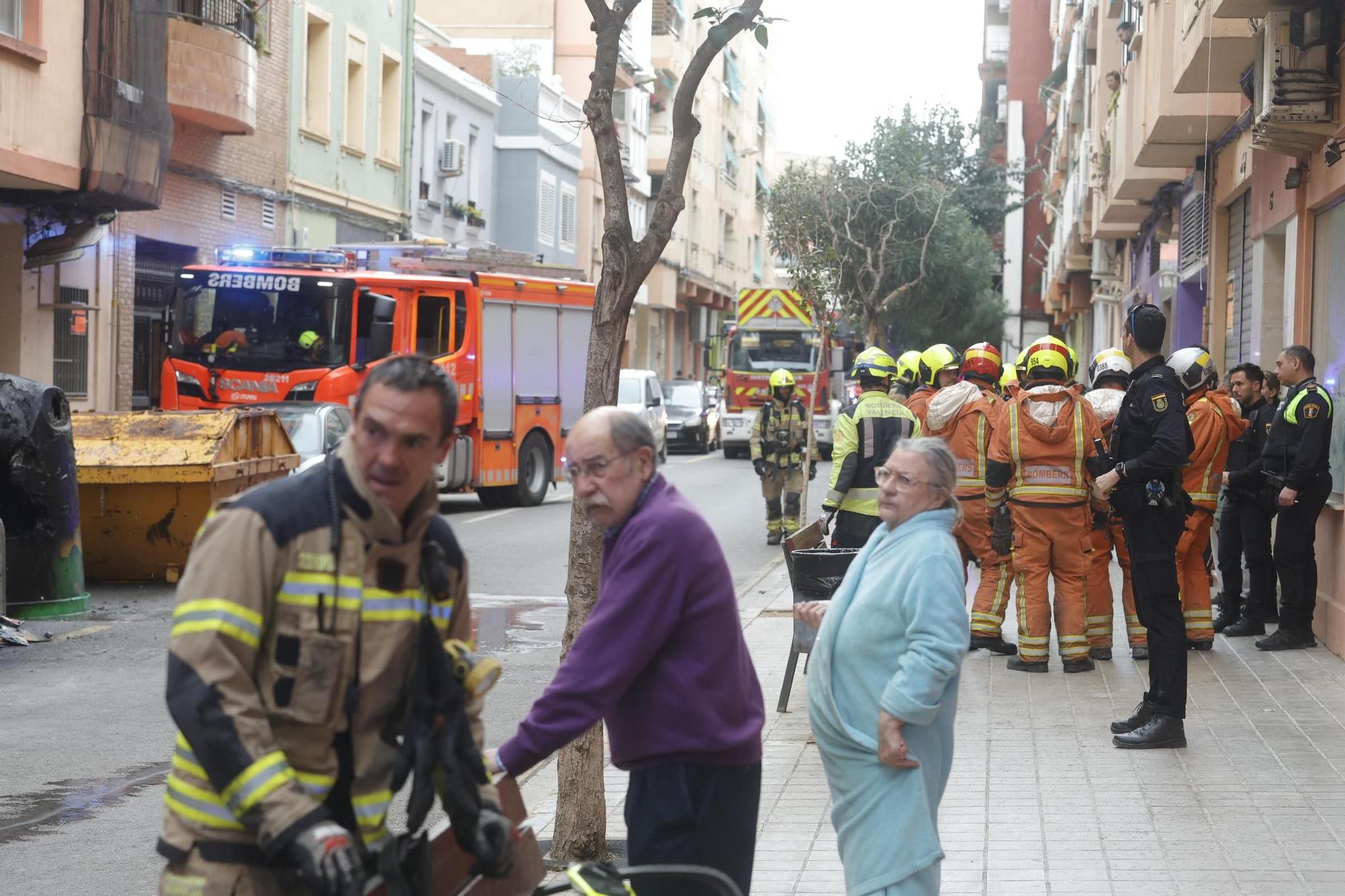 Un incendio en Mislata desata una gran columna de humo