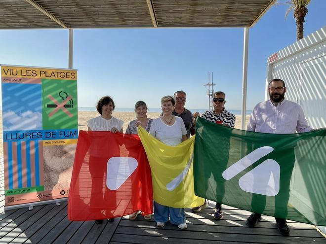 Mataró estrena una temporada de playas marcada por el inicio de la campaña para desincentivar el consumo de tabaco