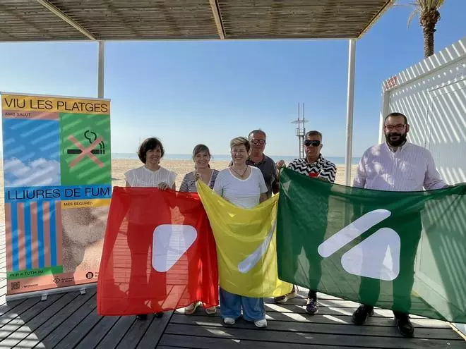 Mataró estrena una temporada de playas marcada por el inicio de la campaña para desincentivar el consumo de tabaco
