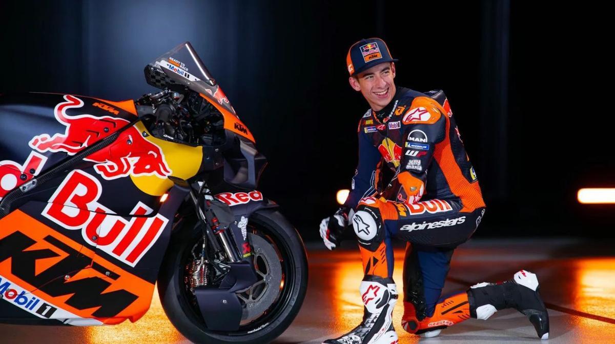 Pedro Acosta, sonriente junto a su motocicleta durante la presentación oficial del Red Bull KTM Factory. | KTM