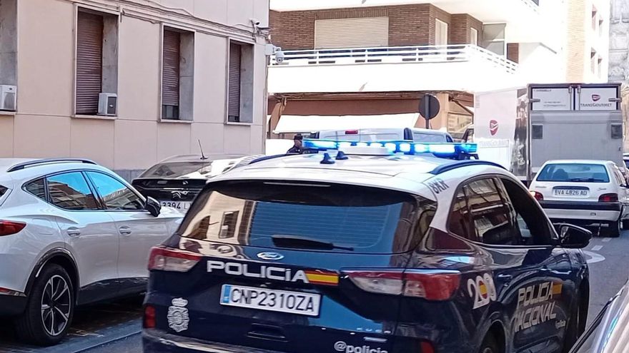 Vehículo policial ante la Comisaría de Policía de Valladolid.