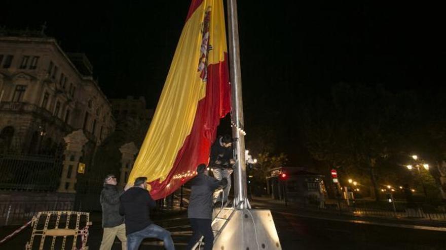 Izado de la bandera de España en Oviedo