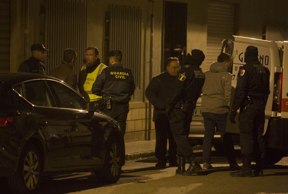 Hallan a un hombre asesinado a puñaladas y golpes a la puerta de su casa en Llíria