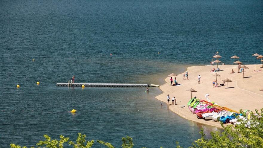 Instalada la nueva pasarela de la Playa Costa Dulc