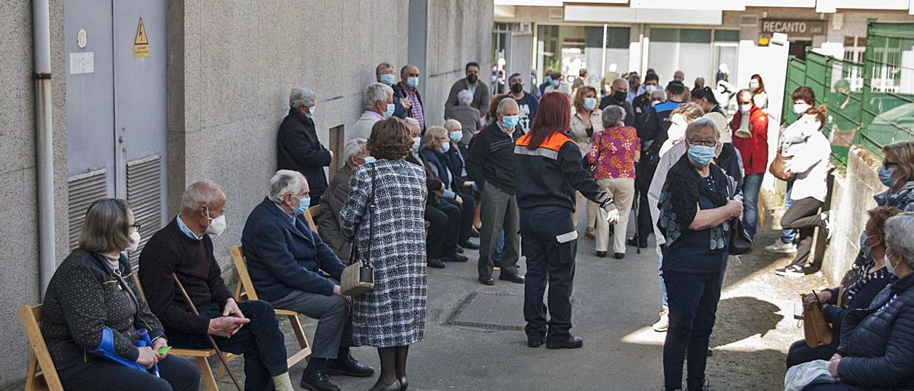 Gente preparada para vacunarse enel centro de salud de Lalín a principios de abril. | // BERNABÉ/ANA AGRA
