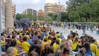 Directo | La huelga de profesores en Barcelona arranca con una protesta frente a la Sagrada Família