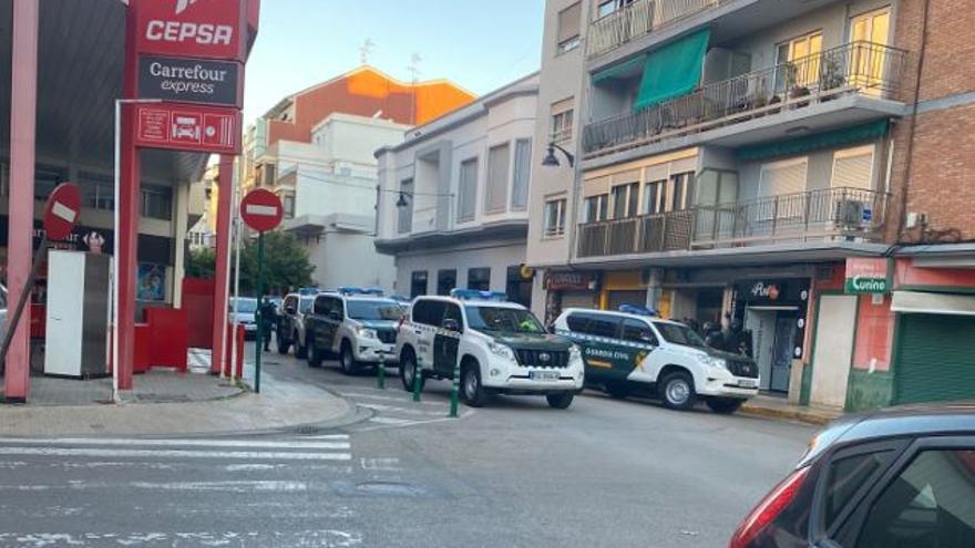 Vehículos de la Guardia Civil, instantes antes de empezar los registros en Alzira.